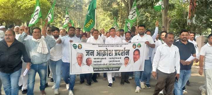 डीडीपीओ को मांगों से से अवगत कराते इनेलो के पूर्व विधायक दिलबाग सिंह। संवाद