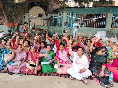 डीएम को ज्ञापन सौंप वार्ता करते स्वास्थ्य विभाग के कर्मचारी। संवाद डीएम को ज्ञापन सौंप वार्ता करते स्वास्थ्य विभाग के कर्मचारी। संवाद