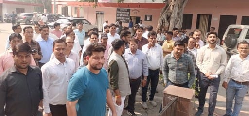 डीएम को ज्ञापन सौंप वार्ता करते स्वास्थ्य विभाग के कर्मचारी। संवाद डीएम को ज्ञापन सौंप वार्ता करते स्वास्थ्य विभाग के कर्मचारी। संवाद