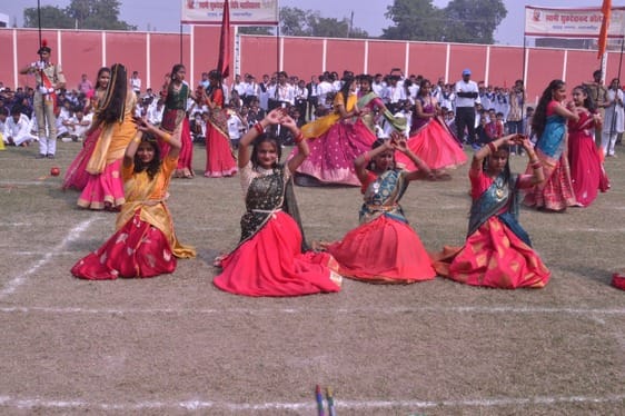 एसएस कॉलेज में खेल महोत्सव का गुब्बारे उड़ाकर शुभारंभ करते एसपी राजेश द्विवेदी व स्वामी चिन्मया एसएस कॉलेज में खेल महोत्सव का गुब्बारे उड़ाकर शुभारंभ करते एसपी राजेश द्विवेदी व स्वामी चिन्मया