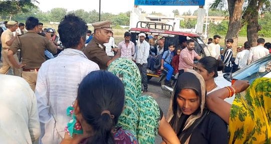 फोटो 03 एमएएचपी 05 परिचय-जैतपुर-नौगांव मार्ग पर जाम लगाए किसान व फंसे वाहन। संवाद