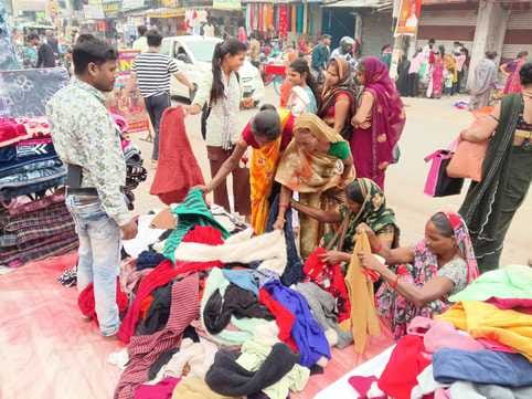 फोटो 04 : मयंक रेडीमेड पर ऊनी कपड़ों की खरीदारी करते लोग। संवाद फोटो 04 : मयंक रेडीमेड पर ऊनी कपड़ों की खरीदारी करते लोग। संवाद