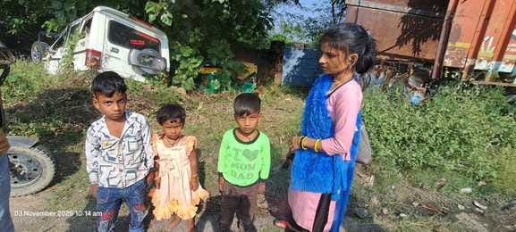 फोटो - 05 चौकी के घर खड़ी क्षतिग्रस्त बस। संवाद