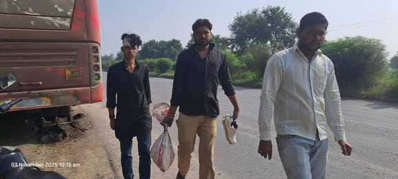 फोटो - 05 चौकी के घर खड़ी क्षतिग्रस्त बस। संवाद