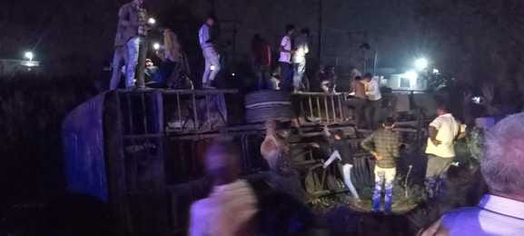 फोटो - 05 चौकी के घर खड़ी क्षतिग्रस्त बस। संवाद