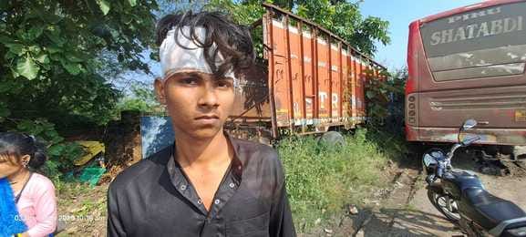फोटो - 05 चौकी के घर खड़ी क्षतिग्रस्त बस। संवाद