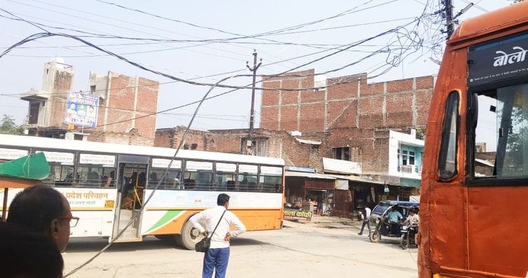 फोटो-09-कंटेनर की चपेट में आने के बाद नीचे गिरी बंच केबिल। संवाद