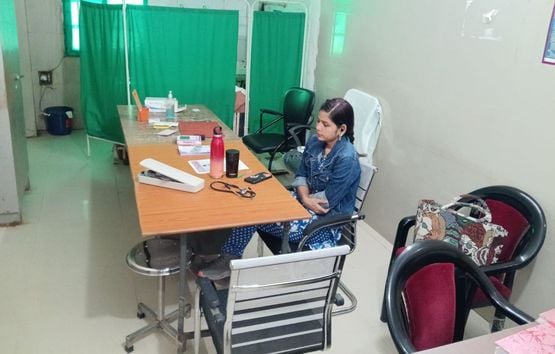 फोटो-11- महिला चिकित्सालय में ओपीडी कक्ष में खाली पड़ी चिकित्सक की कुर्सी। संवाद