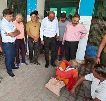 फोटो-12-कोंच सीएचसी में दवा लेने के लिए लगी मरीजों की लाइनें। संवाद