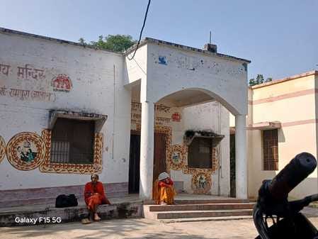 फोटो-12-कोंच सीएचसी में दवा लेने के लिए लगी मरीजों की लाइनें। संवाद