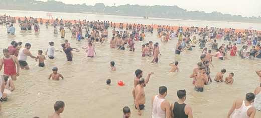 फोटो 19 : बेरिया घाट पर श्रीरामचरित मानस पाठ करते श्रद्धालु। संवाद फोटो 19 : बेरिया घाट पर श्रीरामचरित मानस पाठ करते श्रद्धालु। संवाद