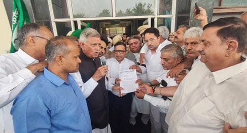 फोटो :2: सोनीपत शहर में ट्रैक्टर के साथ प्रदर्शन करते इनेलो कार्यकर्ता। स्रोत प्रवक्ता फोटो :2: सोनीपत शहर में ट्रैक्टर के साथ प्रदर्शन करते इनेलो कार्यकर्ता। स्रोत प्रवक्ता