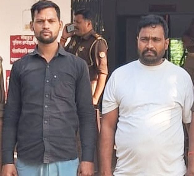 फोटो-25-पुलिस गिरफ्त में सुपरवाइजर व लोडर चालक। स्रोत पुलिस
