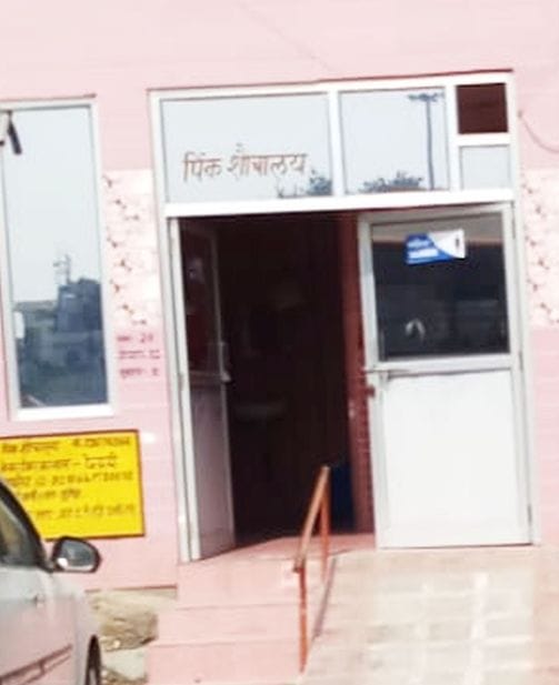 फोटो-27-बस स्टॉप में खुला पिंक टॉयलेट का दरवाजा। संवाद फोटो-27-बस स्टॉप में खुला पिंक टॉयलेट का दरवाजा। संवाद