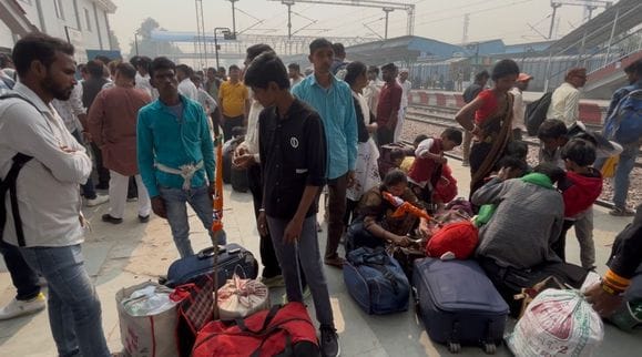 फोटो 34- सोनीपत स्टेशन पर बिहार स्पेशल ट्रेन को भाजपा का झंडा दिखाकर रवाना करते वरिष्ठ भाजपा ने फोटो 34- सोनीपत स्टेशन पर बिहार स्पेशल ट्रेन को भाजपा का झंडा दिखाकर रवाना करते वरिष्ठ भाजपा ने