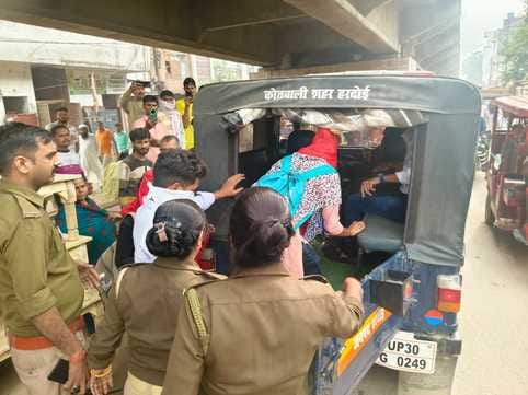फोटो-6- पुलिस हिरासत में आरोपी। संवाद फोटो-6- पुलिस हिरासत में आरोपी। संवाद