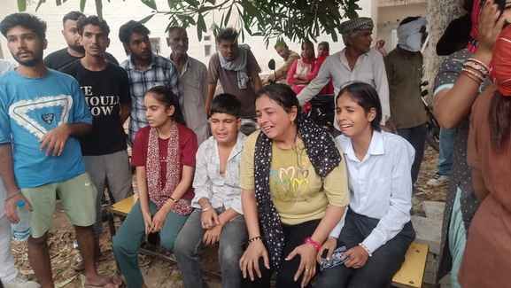 फतेहाबाद के नागरिक अस्पताल में व्यक्ति की मौत के बाद मौजूद मोहल्ला वासी व पुलिस। संवाद