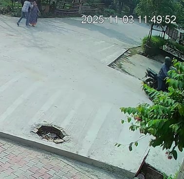 गंगानगर में चैन लूट : पीड़ित महिला इंदिरा देवी, घटना के बारे में जानकारी देती हुई। स्रोत संव गंगानगर में चैन लूट : पीड़ित महिला इंदिरा देवी, घटना के बारे में जानकारी देती हुई। स्रोत संव