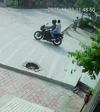 गंगानगर में चैन लूट : पीड़ित महिला इंदिरा देवी, घटना के बारे में जानकारी देती हुई। स्रोत संव गंगानगर में चैन लूट : पीड़ित महिला इंदिरा देवी, घटना के बारे में जानकारी देती हुई। स्रोत संव