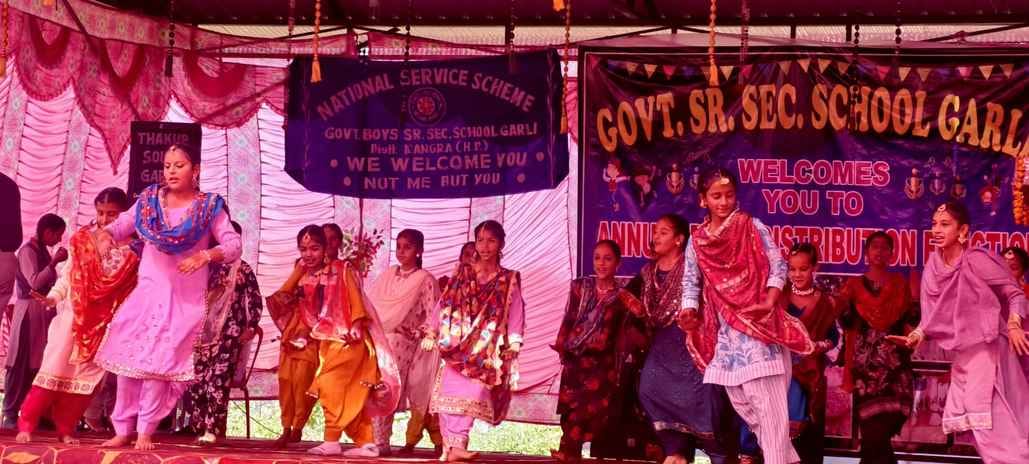 गरली स्कूल के वार्षिक समारोह में प्रस्तुति देते छात्र। -स्रोत : जागरूक पाठक