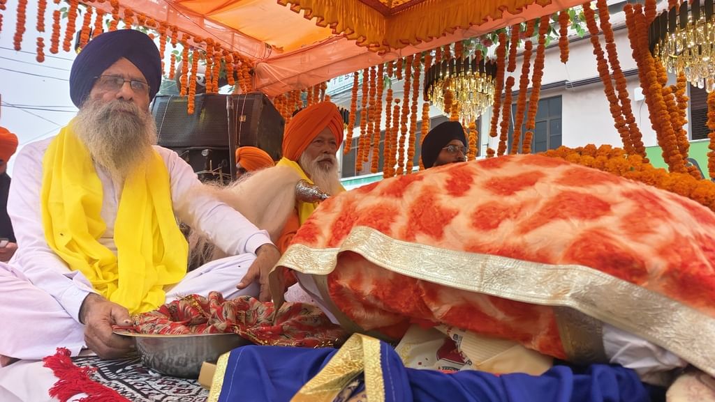 गुरुनानक जयंती पर शहर में निकलती शोभा यात्रा में शामिल पंच प्यारे। संवाद