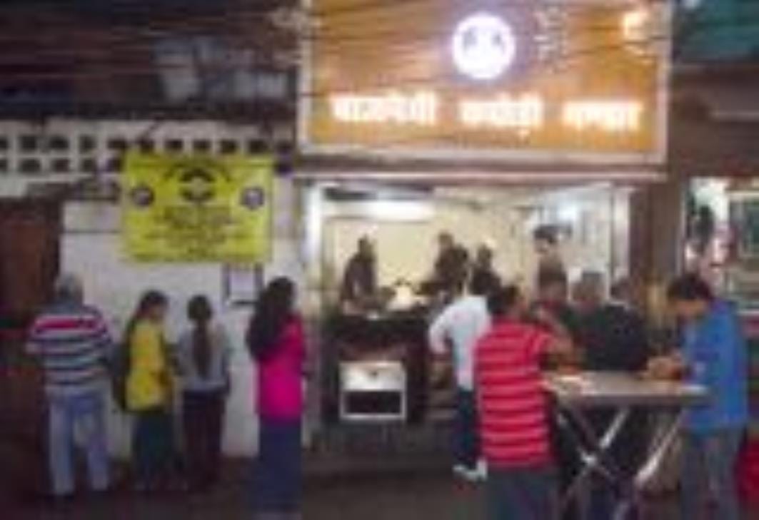 हजरतगंज स्थित बाजपेई कचौड़ी भंडार। -अमर उजाला