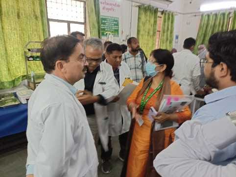 जिला महिला अस्पताल में मरीज को उपलब्ध कराई जा रही स्वास्थ्य सेवा की जानकारी लेते सीआरएम टीम के 
