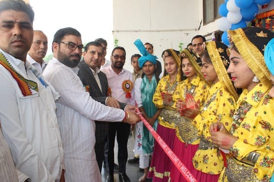 जिला युवा महोत्सव में संबोधित करते शुगर मिल के प्रबंध निदेशक कृष्ण कुमार जिला युवा महोत्सव में संबोधित करते शुगर मिल के प्रबंध निदेशक कृष्ण कुमार