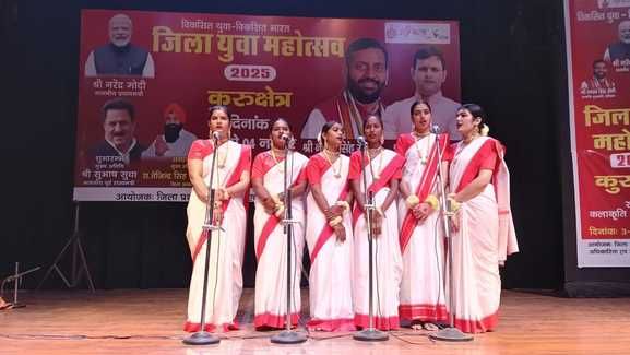 कुरुक्षेत्र। जिला युवा महोत्सव में आयोजित प्रदर्शनी का अवलोकन करते पूर्व राज्य मंत्री सुभाष सुध