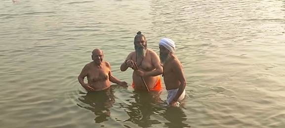 कुरुक्षेत्र। शुक्रताल में गंगा स्नान करते महंत जगन्नाथ पुरी। विज्ञप्ति कुरुक्षेत्र। शुक्रताल में गंगा स्नान करते महंत जगन्नाथ पुरी। विज्ञप्ति