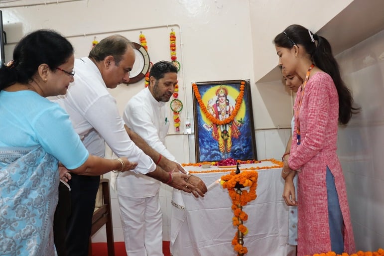 कुरुक्षेत्र। श्री कृष्ण आयुष विश्वविद्यालय में आयोजित कार्यक्रम का शुभारंभ करते कुलपति प्रो. वै कुरुक्षेत्र। श्री कृष्ण आयुष विश्वविद्यालय में आयोजित कार्यक्रम का शुभारंभ करते कुलपति प्रो. वै