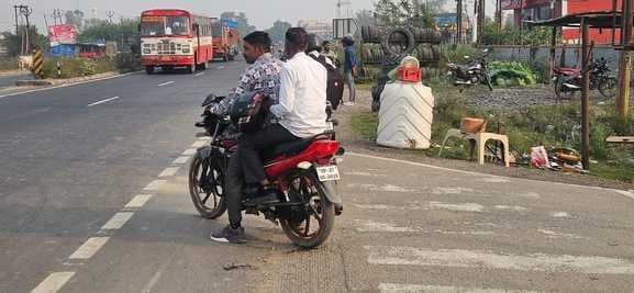कांट में हाथ में हेलमेट लेकर जाता बाइक में पीछे बैठा युवक। संवाद