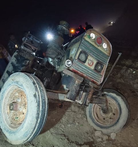 खंती में पड़ी रोडवेज की बस।संवाद खंती में पड़ी रोडवेज की बस।संवाद