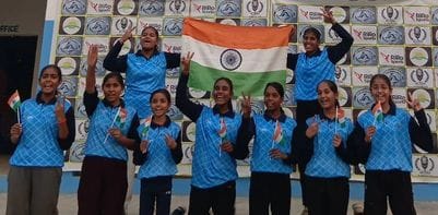 महिला क्रिकेट टीम की जीत पर पुवायां में खुशी मनाते व्यापार मंडल पदाधिकारी। संवाद महिला क्रिकेट टीम की जीत पर पुवायां में खुशी मनाते व्यापार मंडल पदाधिकारी। संवाद