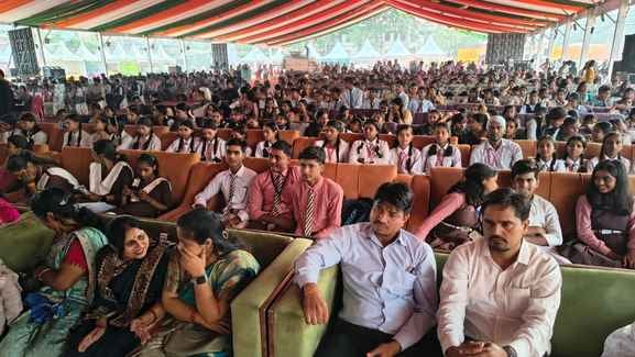 महराजगंज महोत्सव के समापन के दिन कार्यक्रम प्रस्तुत करती छात्रा।संवाद