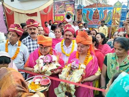महेश नगर स्थित पंच देव मंदिर में तुलसी विवाह के दौरान उपस्थित श्रद्धालु। संवाद महेश नगर स्थित पंच देव मंदिर में तुलसी विवाह के दौरान उपस्थित श्रद्धालु। संवाद