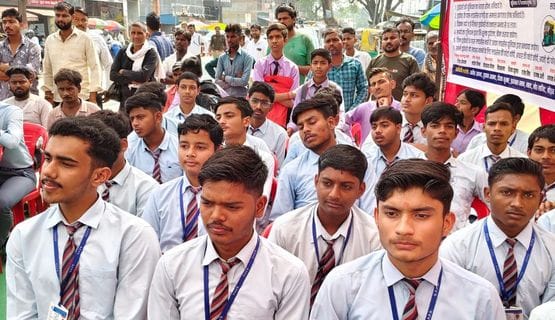 मंझनपुर चौराहे पर आयोजित सड़क सुरक्षा माह के कार्यक्रम में बोलते एसपी। संवाद मंझनपुर चौराहे पर आयोजित सड़क सुरक्षा माह के कार्यक्रम में बोलते एसपी। संवाद