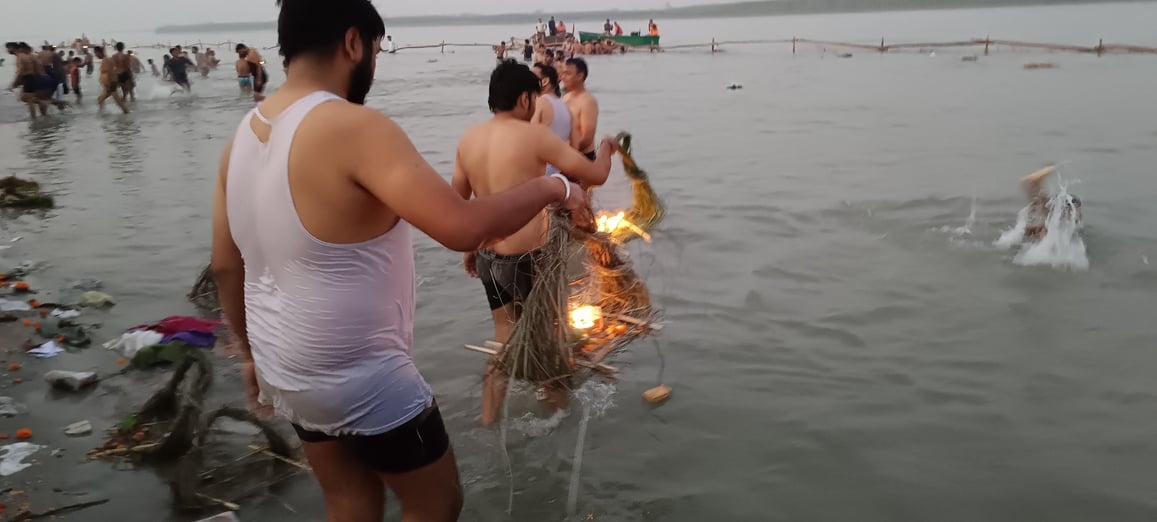 मखदुमपुर घाट पर गंगा आरती करते श्रद्धालु स्रोत संवाद