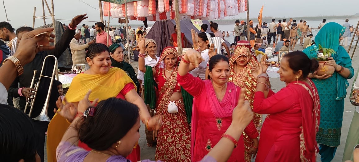 मखदुमपुर घाट पर गंगा आरती करते श्रद्धालु स्रोत संवाद