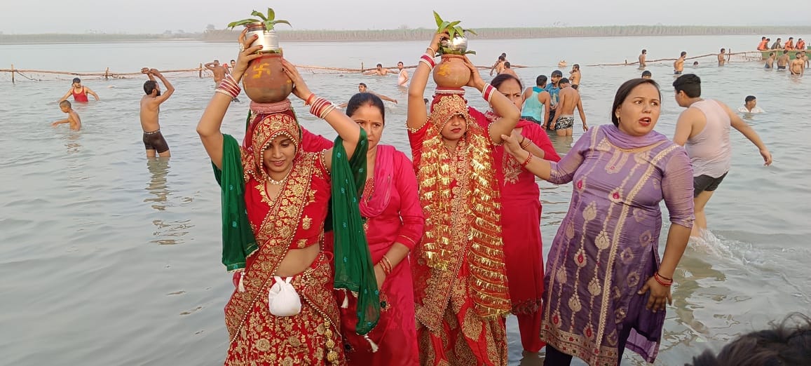 मखदुमपुर घाट पर गंगा आरती करते श्रद्धालु स्रोत संवाद