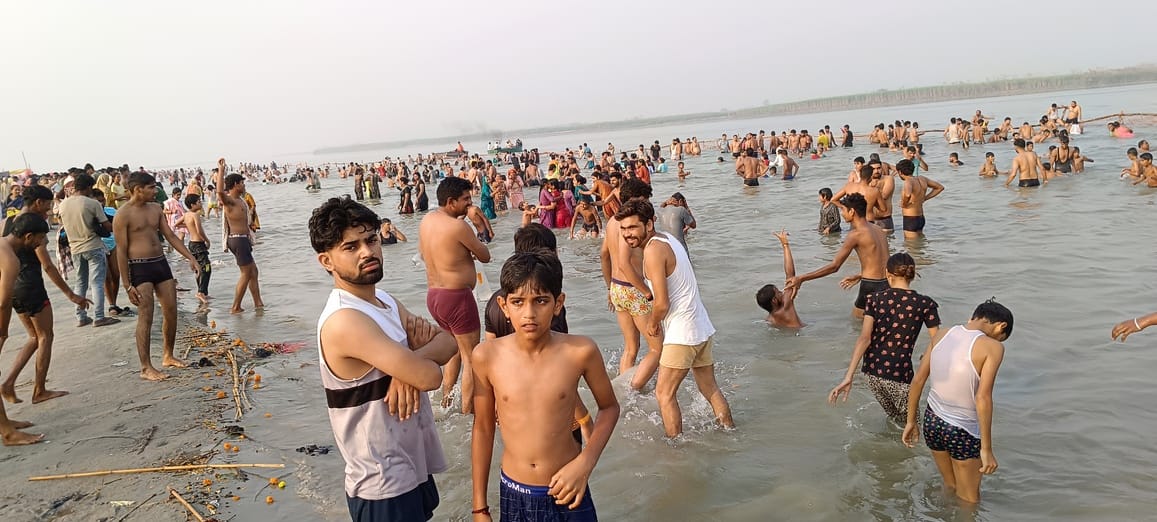 मखदुमपुर घाट पर गंगा आरती करते श्रद्धालु स्रोत संवाद
