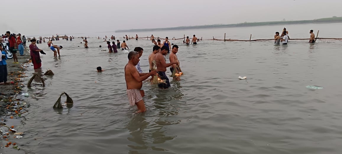 मखदुमपुर घाट पर गंगा आरती करते श्रद्धालु स्रोत संवाद