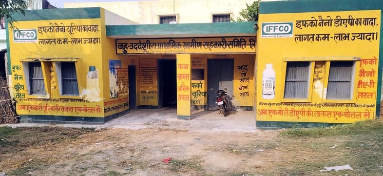 नाहिल के एफसीआई क्रय केंद्र पर खड़ी धान भरी ट्रालियां। संवाद