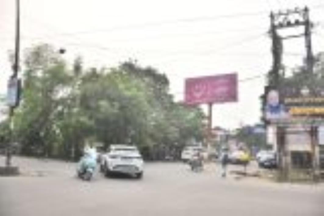 निरीक्षण करते अधिकारी।