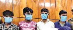 पुलिस की गिरफ्त में आरोपी व उनके पास से बरामद कार। पुलिस की गिरफ्त में आरोपी व उनके पास से बरामद कार।