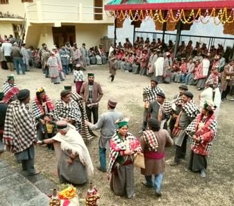 पानवी में आयोजित अठारो पर्व के दौरान नाटी लगाते ग्रामीण। संवाद