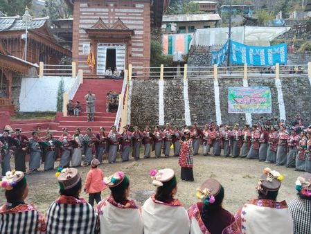 पानवी में आयोजित अठारो पर्व के दौरान नाटी लगाते ग्रामीण। संवाद