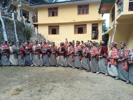 पानवी में आयोजित अठारो पर्व के दौरान नाटी लगाते ग्रामीण। संवाद