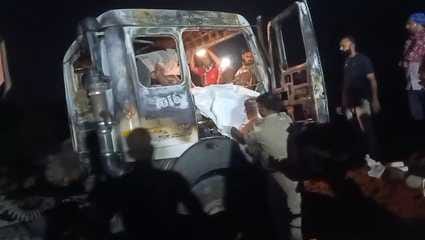 पार्किंग में खड़े ट्रेलर में भीषण आग, चालक की दर्दनाक मौत पार्किंग में खड़े ट्रेलर में भीषण आग, चालक की दर्दनाक मौत