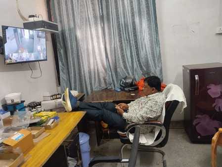 सीएचसी सरसवां में नसबंदी के ऑपरेशन के बाद जमीन पर लेटी महिलाएं। संवाद सीएचसी सरसवां में नसबंदी के ऑपरेशन के बाद जमीन पर लेटी महिलाएं। संवाद